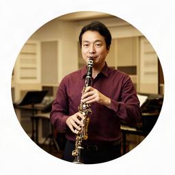 防音スタジオでクラリネットを構える管楽器講師