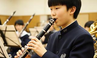 学校の吹奏楽部でクラリネットを練習する高校生
