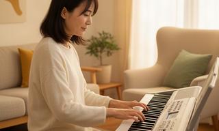 リビングの電子ピアノで練習する大人の女性受講者