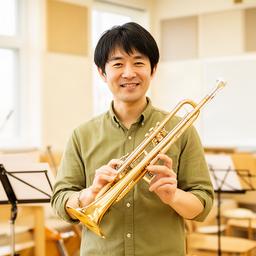 管楽器講師の森健太が明るいレッスン室で楽器を構える様子
